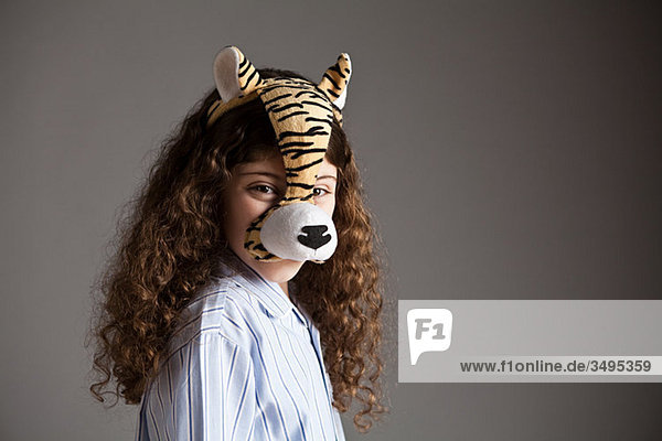Junges Mädchen mit Tiger-Maske