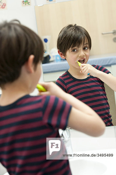 Junge putzt sich die Zähne