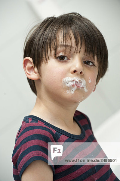 Junge mit Zahnpasta am Mund  Porträt