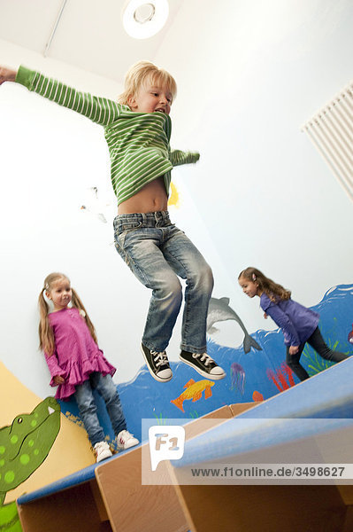 Kinder springen über Kästen  Flachwinkelansicht