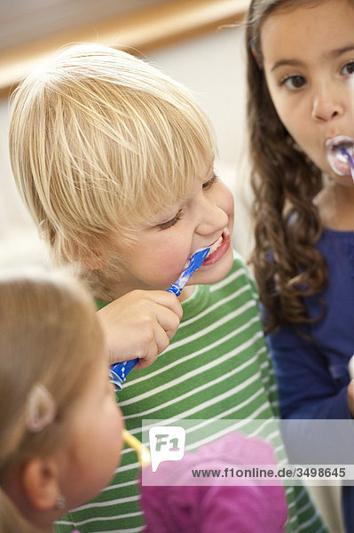 Kinder putzen sich die Zähne  Erhöhte Ansicht