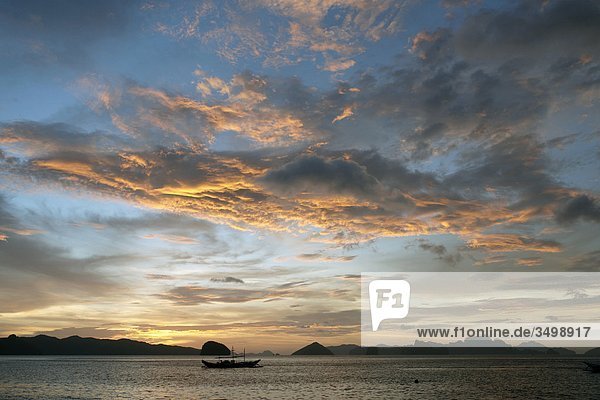 Philippinen  Palawan  El Nido Inseln bei Sonnenuntergang