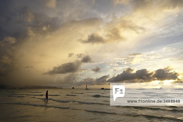 Philippinen  Boracay Island  der Strand bei Sonnenuntergang