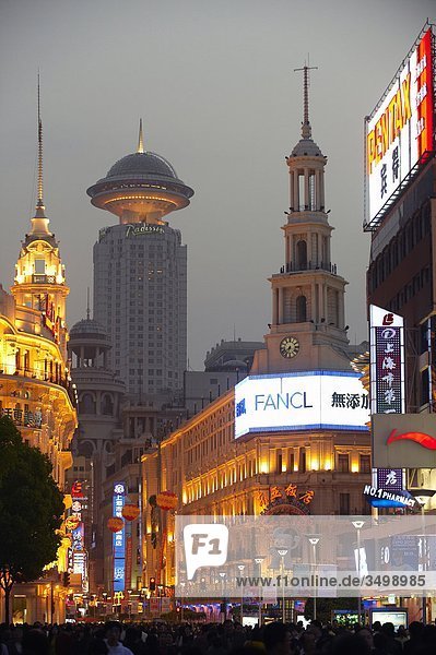 China  Shanghai  Nanjing Road in der Dämmerung
