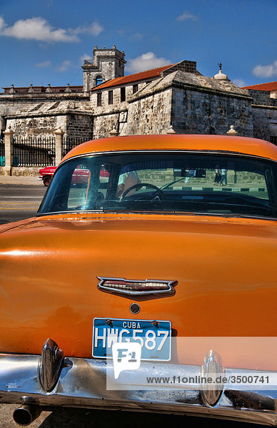 1950er Chevrolet auf der Straße  Havanna  Kuba