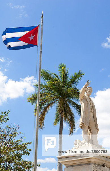 Kubanische Flagge und Statue von Jose Marti  Cienfuegos  Kuba