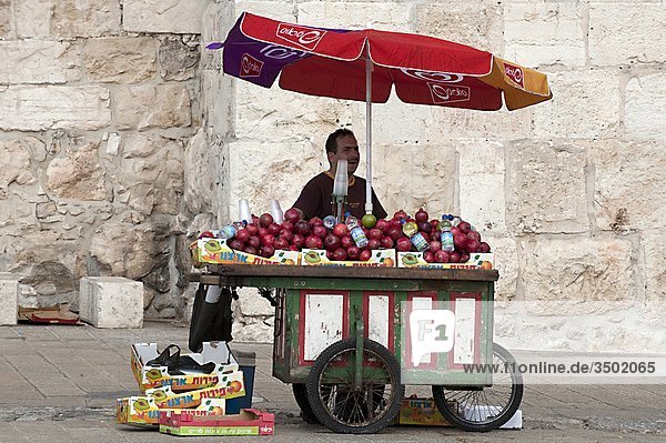 Israel  Jerusalem  Granatapfel vendor