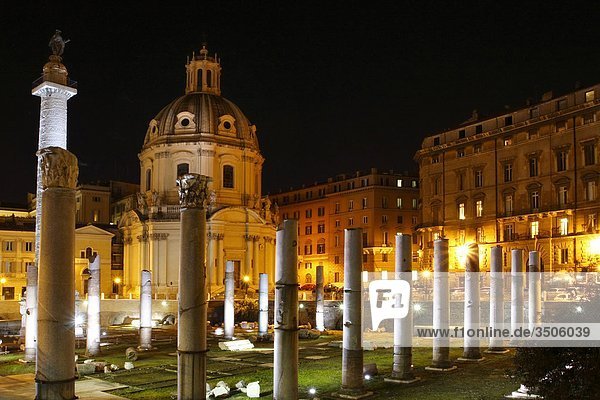 Italien  Lazio Rom  Foro Romano in der Nacht
