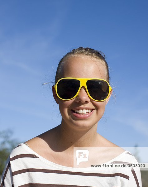 Close up of Teenager mit Sonnenbrille