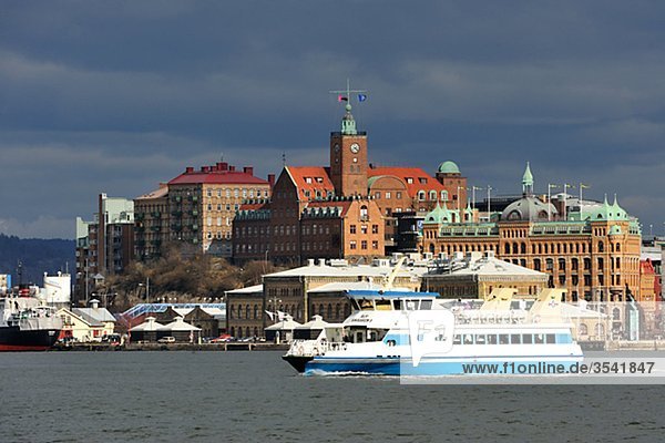 Skandinavien  Schweden  Göteborg  Ansicht von Schiff am Meer mit Cityscape im Hintergrund