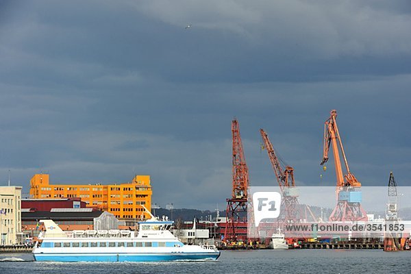 Skandinavien  Schweden  Göteborg  Ansicht des Alvsnabben am Meer mit Cityscape im Hintergrund
