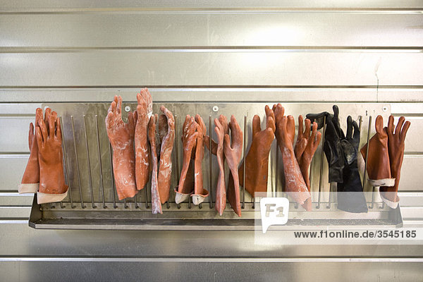 Gewebebeschichtungsanlage  Gummihandschuhe trocknen auf Gestell