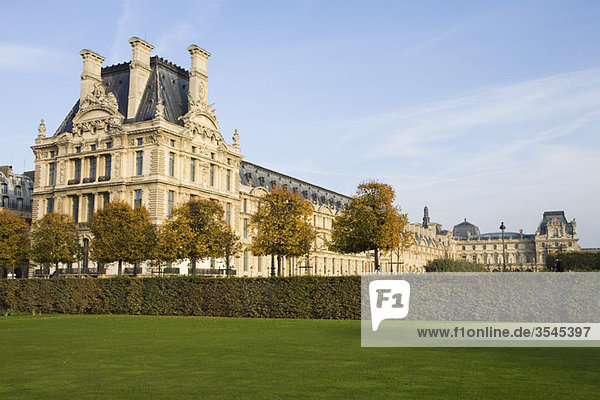 Frankreich  Paris  Der Louvre vom Jardin des Tuileries aus gesehen