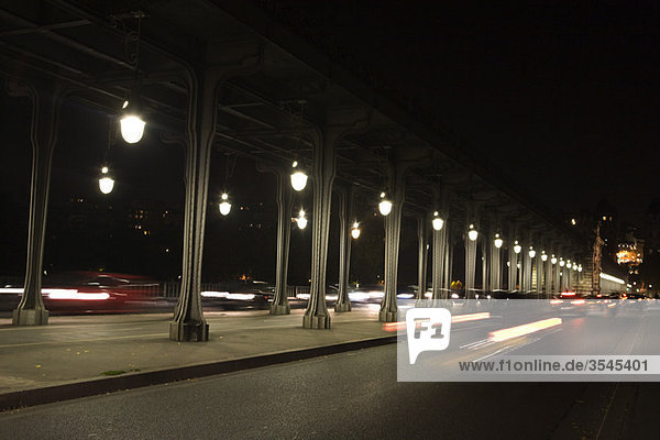 Frankreich  Paris  Nachtverkehr auf Pont Bir Hakeim