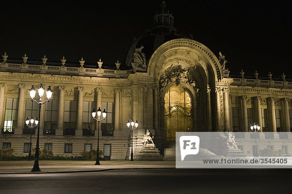 Frankreich  Paris  Der Louvre bei Nacht