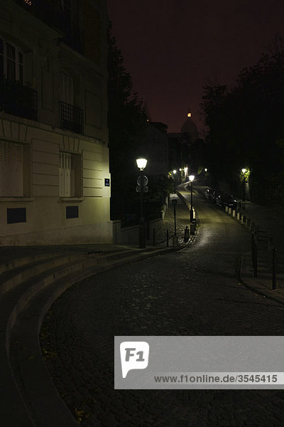 Kopfsteinpflasterstraße bei Nacht  Montmartre  Paris  Frankreich