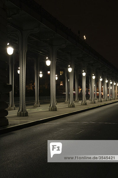 Frankreich  Paris  Pont Bir Hakeim Brücke bei Nacht