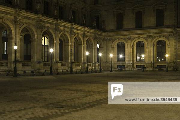 Frankreich  Paris  Innenhof des Louvre bei Nacht