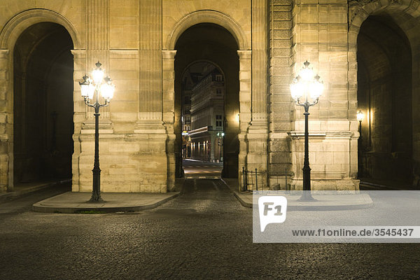 Säulengang mit Straßenbeleuchtung  The Louvre  Paris  Frankreich