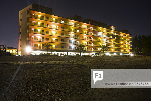 Nachts beleuchtetes Strandhotel