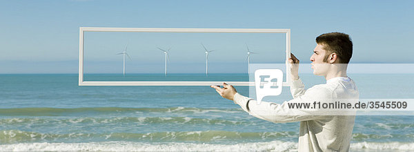Offshore-Windkraftanlagen am Horizont vom Strand aus gesehen