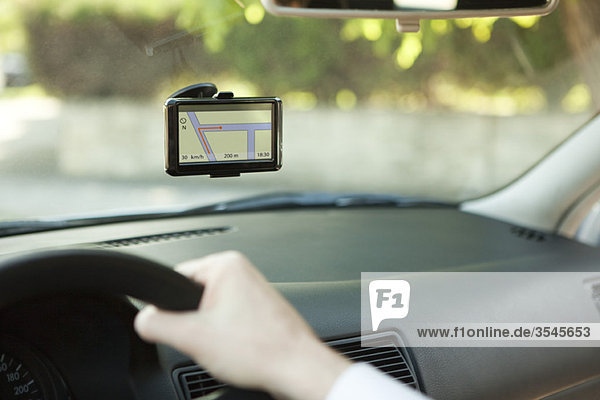 Fahrer mit GPS-Gerät zur Navigationshilfe