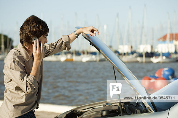 Mann mit Autoproblemen  Telefonieren mit dem Handy
