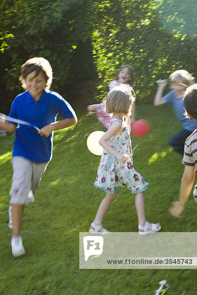 Kinder beim Spielen im Freien mit Luftballons