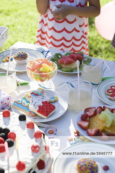 Süßigkeiten-Tisch auf der Outdoor-Kinderparty