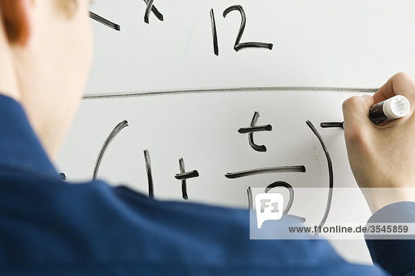 Mathematische Gleichung auf Whiteboard schreiben