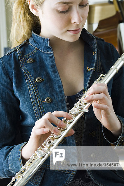 Junge Frau mit Flöte