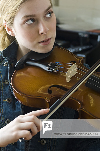 Junge Frau beim Geigenbau
