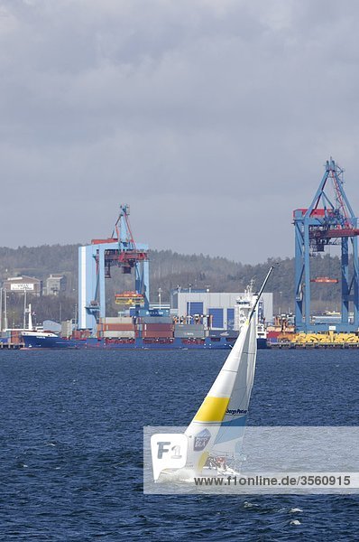 Skandinavien  Schweden  Göteborg  Segelboot mit Docks im Hintergrund