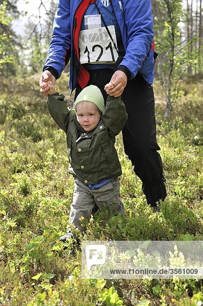 Skandinavien  Schweden  Dalarna  Vater mit Sohn im Wald