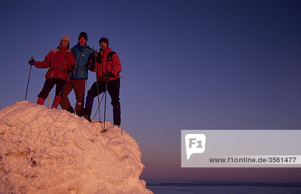 Skandinavien  Norwegen  Ansicht von drei Menschen stehen auf Berg