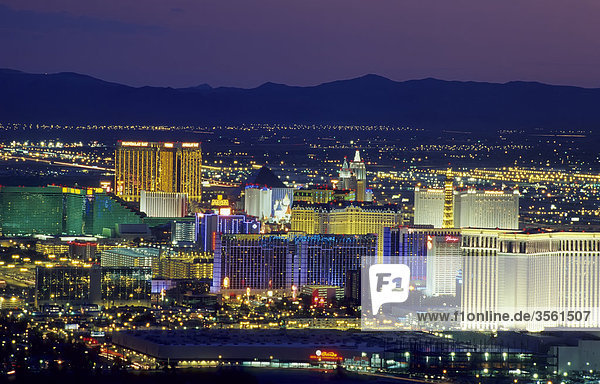 Nordamerika  USA  Nevada  Las Vegas  Ansicht der Großstadt bei Nacht