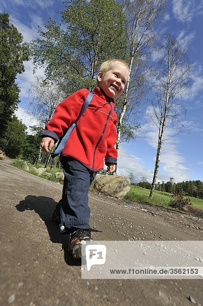 Skandinavien  Schweden  Vastergotland  Boy walking on Dirt-track