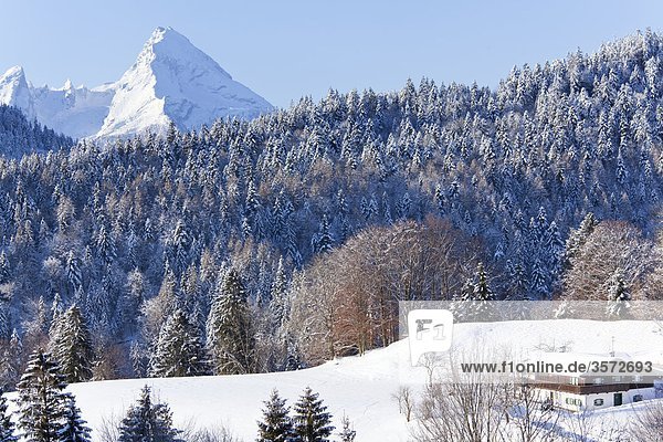 Bayrisches Haus nahe Ettenberg im Hintergrund der Watzmann Deutschland
