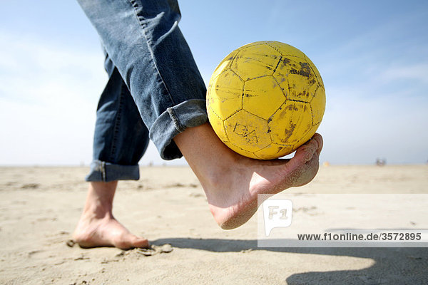 Mann mit Fußball am Strand  Schleswig-Holstein  Deutschland  Europa