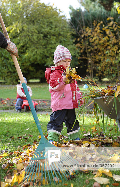 Kinder im Herbst im Garten