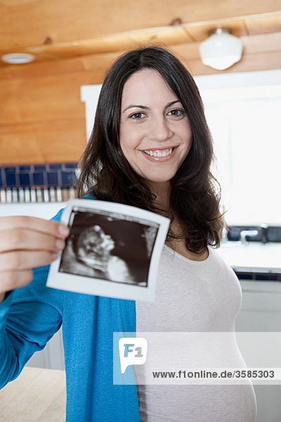 Schwangere mit Ultraschalluntersuchung