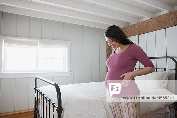 Schwangere Frau im Schlafzimmer