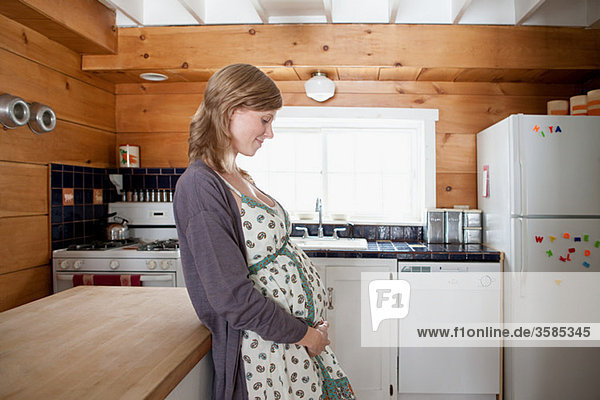 Schwangere in der Küche
