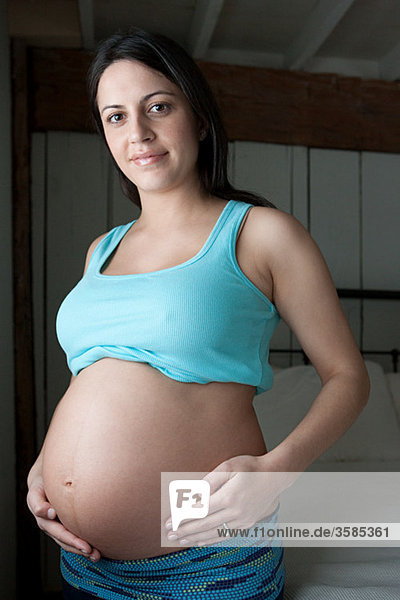 Frau mit Schwangerschaftsstoss