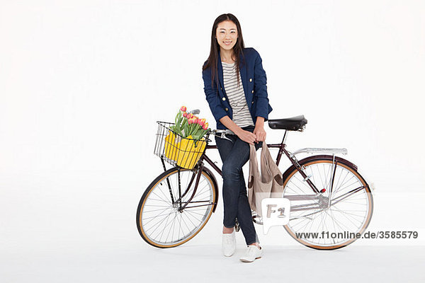 Frau mit Fahrrad