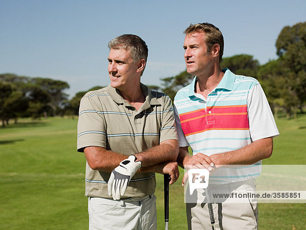 Zwei ältere Männer spielen Golf zusammen