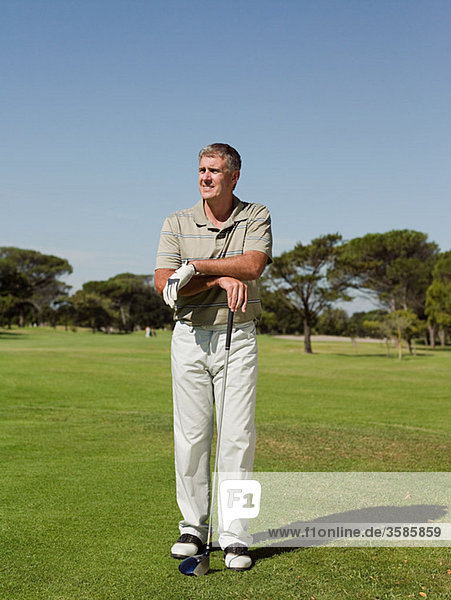 Mann spielt Golf auf dem Golfplatz