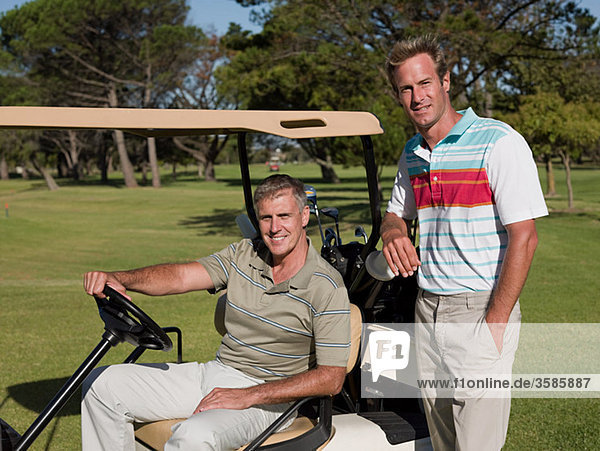 Zwei ältere Männer in Golf-Cart auf Golfplatz