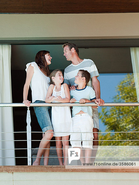 Familie auf dem Balkon des Ferienhauses