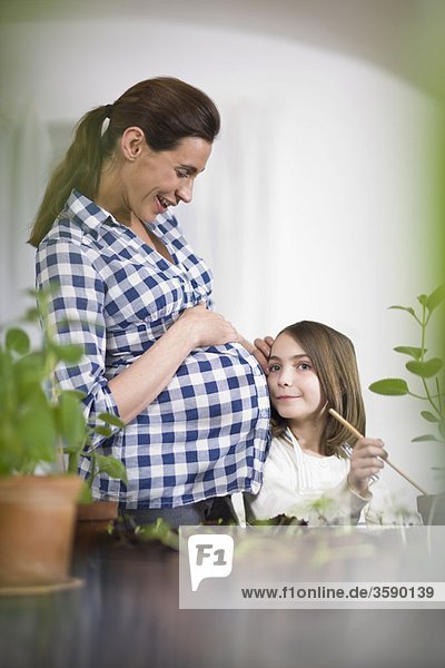 Schwangere und kleines Mädchen